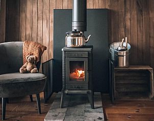 Authentieke douche in het Huisje in Maaseik, vakantiehuis in Neeroeteren, Limburg, Belgi, met rustieke houten muur.