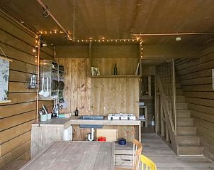 Knusse keuken in Vakantiehuis in Maaseik, gelegen in Neeroeteren, Limburg, Belgi. Ideale vakantiewoning met houten interieur en sfeerverlichting.