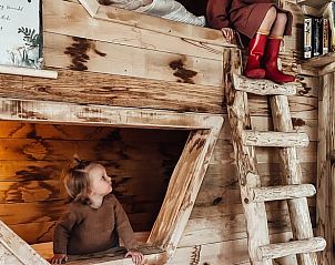 Gezellige houten binnenruimte in Huisje in Maaseik, Neeroeteren, Limburg, Belgi, perfect voor een familievakantie in een knus vakantiehuis.