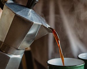 Geniet van vers gezette koffie in het Huisje in Maaseik, een gezellig vakantiehuis in Neeroeteren, Limburg, Belgi.