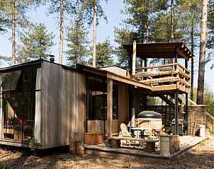 Huisje in Maaseik, vakantiehuis in Neeroeteren, Limburg, Belgi, omringd door bosrijke natuur met een ruim terras en houten afwerking.