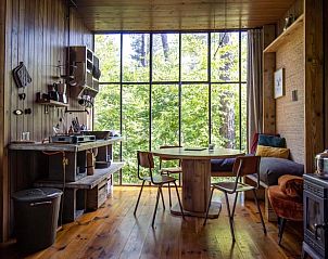 Gezellige binnenruimte van Huisje in Maaseik, vakantiehuis in Neeroeteren, Limburg, Belgi, met houten interieur en uitzicht op de natuur.