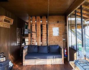 Gezellige binnenruimte van Huisje in Maaseik, vakantiehuis in Neeroeteren, Limburg, Belgi, met houten interieur en comfortabele zithoek.