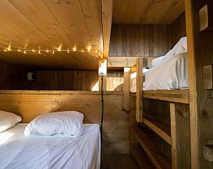 Gezellige houten slaapkamer in Huisje in Maaseik, Neeroeteren, Limburg. Vakantiehuis met stapelbedden en sfeerverlichting.