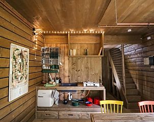 Gezellige keuken van Vakantiehuis in Maaseik, Neeroeteren, Limburg, Belgi, met houten interieur en moderne voorzieningen.