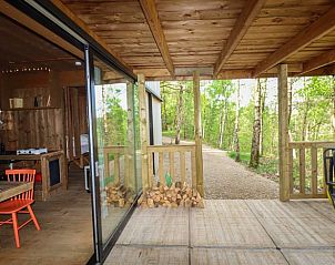 Gezellig terras van Vakantiehuis in Maaseik, Neeroeteren, Limburg, Belgi, met uitzicht op groene natuur en knusse binnenruimte.