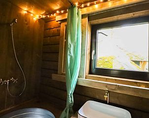 Rustieke badkamer in Vakantiehuis in Maaseik, Neeroeteren, met houten afwerking en natuurlijk licht, ideaal voor ontspanning in Limburg, Belgi.