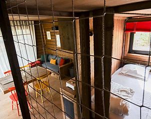 Gezellige binnenruimte van Vakantiehuis in Maaseik, Neeroeteren, met houten interieur en comfortabele zithoek in Limburg, Belgi.