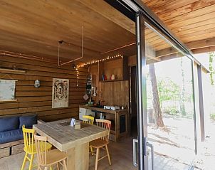 Gezellige binnenruimte van Huisje in Maaseik, vakantiehuis in Neeroeteren, Limburg, Belgi met houten interieur en uitzicht op de natuur.