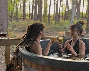 Geniet van ontspanning in de hot tub bij Huisje in Maaseik, een vakantiehuis in Neeroeteren, Limburg, omgeven door serene natuur.