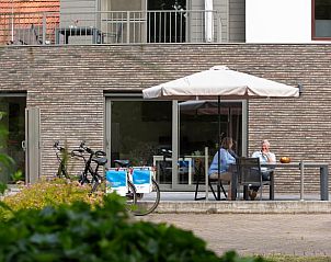 Genieen Sie die entspannte Atmosphre auf der Terrasse von Huisje in Opoeteren, einem Ferienhaus in Opoeteren, Limburg, Belgien.