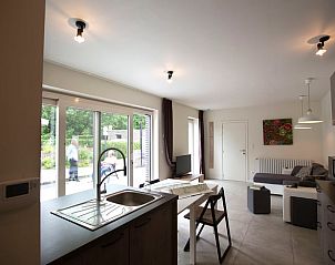 Gemtliches Wohnzimmer von Huisje in Opoeteren, Ferienhaus in Opoeteren, Limburg, Belgien mit Blick auf den grnen Garten.