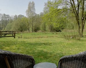 Genieen Sie die ruhige Aussicht von der Terrasse des Huisje in Opoeteren, einem Ferienhaus im Grnen von Opoeteren, Limburg, Belgien.