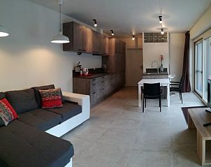 Modernes Interieur von Huisje in Opoeteren, einem Ferienhaus in Opoeteren, Limburg, Belgien mit stilvoller Kche und gemtlicher Sitzecke.