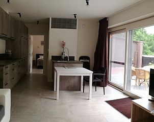 Gerumiges Interieur von Cottage in Opoeteren, Ferienhaus in Limburg, Belgien, mit moderner Kche und Blick auf die Terrasse.