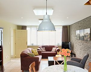 Ruime woonkamer in Pietershuis Kinrooi vakantiehuis, met comfortabele banken en moderne inrichting.