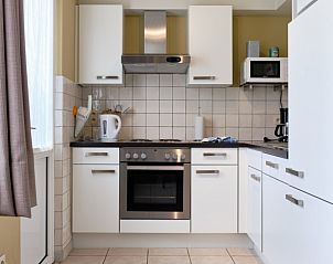 Volledig uitgeruste keuken in Pietershuis vakantiehuis, Kinrooi, met moderne apparaten en ruim werkblad.