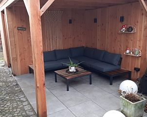 Gezellige buitenlounge in Pietershuis vakantiehuis, Kinrooi, perfect voor ontspanning en sociale momenten.