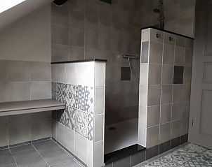 Stijlvolle badkamer met modern sanitair in Aan Maas & Grens vakantiehuis in Kinrooi, Limburg, Belgi.