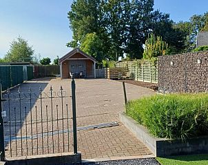 Slaapkamer met twee eenpersoonsbedden in Aan Maas & Grens vakantiehuis in Kinrooi, Limburg, Belgi.