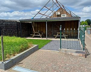 Uitgestrekte tuin en parkeerplaats bij Aan Maas & Grens vakantiehuis in Kinrooi, Limburg, Belgi.