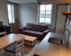 Gezellige hoek met pelletkachel in Aan Maas & Grens vakantiehuis in Kinrooi, Limburg, Belgi.