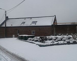 Lichte woonkamer met comfortabele bank in Aan Maas & Grens vakantiehuis in Kinrooi, Limburg, Belgi.