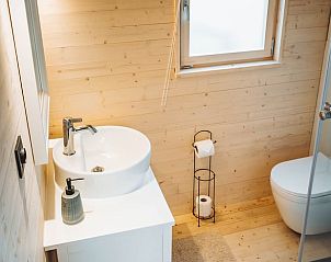 Moderne badkamer in vakantiehuis in Kinrooi, Limburg, Belgi met houten interieur en stijlvolle voorzieningen.