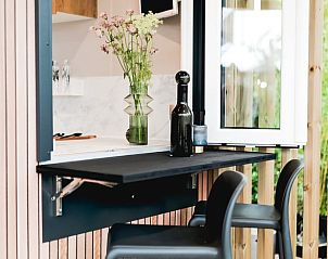 Geniet van een charmante buitenbar bij Huisje in Kinrooi, vakantiehuis in Limburg, Belgi, met uitzicht op de groene omgeving.