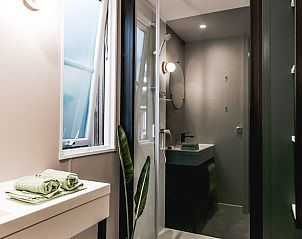 Moderne badkamer in Huisje in Kinrooi, vakantiehuis in Limburg, Belgi, met luxe voorzieningen en een frisse uitstraling.