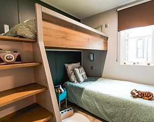 Gezellige kinderkamer in Huisje in Kinrooi, vakantiehuis in Limburg, Belgi, met stapelbed en speelse decoratie.