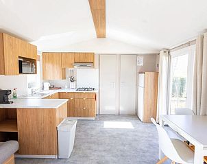 Moderne keuken en eetruimte in Chalet in Kinrooi, vakantiehuis in Limburg, Belgi, met veel natuurlijk licht en houten accenten.