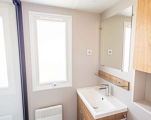 Moderne badkamer in Chalet in Kinrooi, Limburg, Belgi met natuurlijk licht en stijlvolle wastafel.