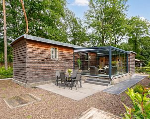 Chalet Wielsmer in Zutendaal, Belgi met modern terras omringd door natuur.
