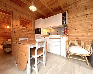 Eethoek en keuken in Chalet Wielsmer, een charmant vakantieverblijf in Belgi.