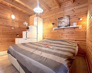 Sfeervolle slaapkamer in Chalet Wielsmer, vakantieverblijf in Zutendaal, Belgi.