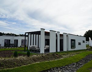 Pietersheim Cottage Waterfront 6 in Zutendaal, Belgien, bietet ein modernes Ferienhaus mit einer einladenden Terrasse und grner Umgebung.
