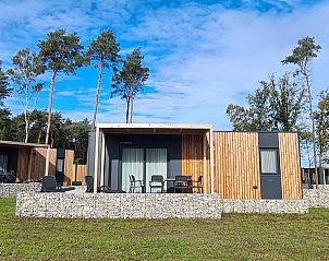 Belsano 6 vakantiehuis in Zutendaal, Limburg, Belgi met moderne houten veranda en natuurlijke omgeving.