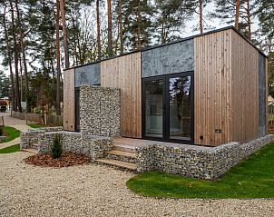 Comfort room 2 in Zutendaal, Limburg biedt een moderne vakantiehuiservaring omgeven door serene natuur en rustieke architectuur.