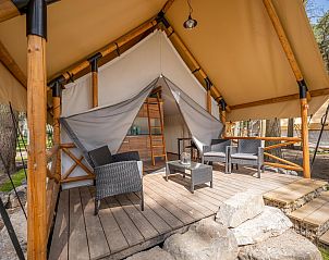 Gezellige veranda van Papendaal lodge 6, een glamping lodge in Zutendaal, Limburg, omgeven door natuur en rust.