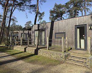 Kempen cottage 4, een vakantiehuis in Zutendaal, Limburg, Belgi, met een uitnodigend terras omgeven door groene natuur.