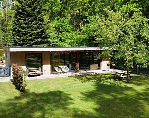 Huisje in Zutendaal, een charmant vakantiehuis in Limburg, Belgi, omgeven door weelderige natuur met een uitnodigend terras en groene tuin.