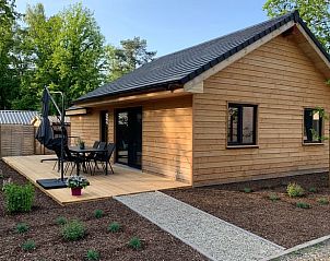 Vakantiehuis in Zutendaal met houten terras en moderne buitenmeubelen, gelegen in het groene Limburg, Belgi.