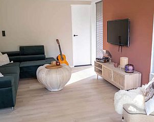 't Bunga huiske vakantiehuis in Rekem, Limburg biedt een gezellige woonkamer met moderne inrichting en comfortabele zitruimte.