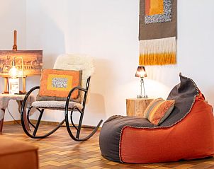 Gezellige woonkamer in vakantiehuis Maison Clement in Maasmechelen, Limburg, Belgi met comfortabele zitruimte en warme decoratie.