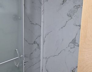 Moderne badkamer in Vakantiehuisje in Gellik, Lanaken, met stijlvolle marmeren afwerking in een gezellige vakantiewoning in Limburg, Belgi.