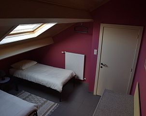 Knusse zolderkamer in De Maaskei vakantiehuis, Kinrooi, Limburg met twee eenpersoonsbedden en een dakraam voor veel licht.