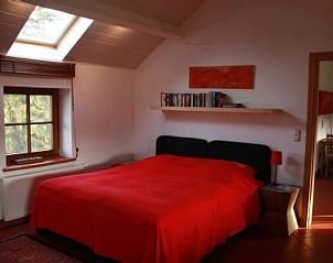 Cozy bedroom of Apartment Vue au Jardin in Hombourg, Ardennes, with a comfortable bed and views of the green surroundings.