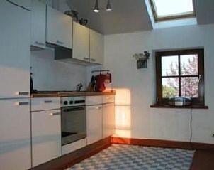 Modern kitchen in Apartment Vue au Jardin, Hombourg, Ardennes, with lots of light and views of nature.