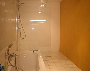 Modern bathroom in Sur les thiers vacation home, Trou de Bra, Ardennes, with bath and shower.